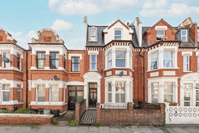 4 Bedroom Flat To Rent In Pennard Road, Shepherds Bush, W12