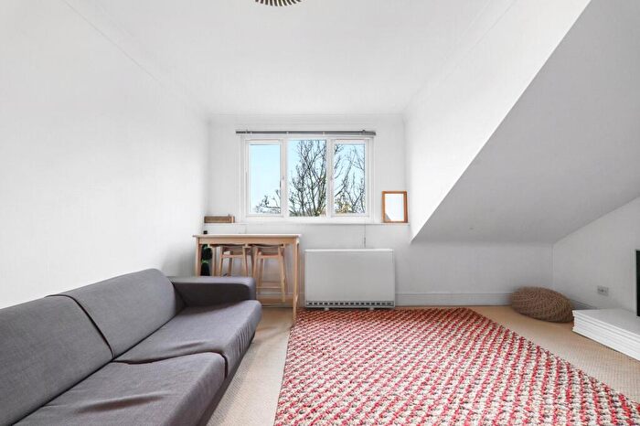 3 Bedroom Flat To Rent In Reachview Close, Camden, NW1