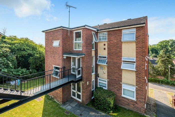 2 Bedroom Flat To Rent In Ranscombe Close, Strood, Rochester, ME2