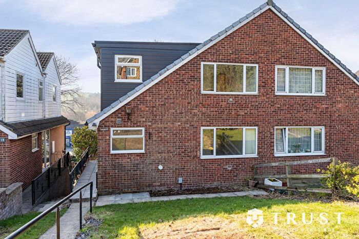 5 Bedroom Semi-Detached House For Sale In Ebor Gardens, Mirfield, WF14