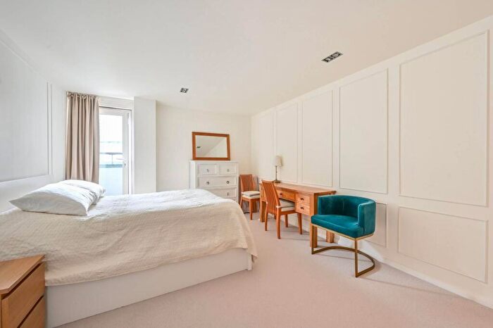 2 Bedroom Flat For Sale In City Tower, Canary Wharf, London, E14