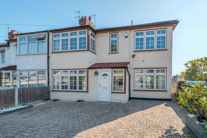 3 Bedroom End Of Terrace House To Rent In Garland Road London, SE18