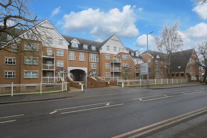 2 Bedroom Flat To Rent In High Road, Buckhurst Hill, IG9