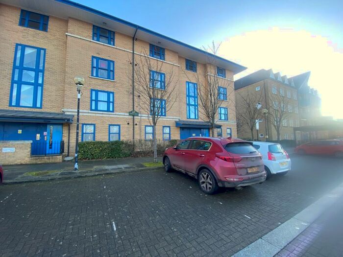 3 Bedroom House To Rent In North Row, MK9