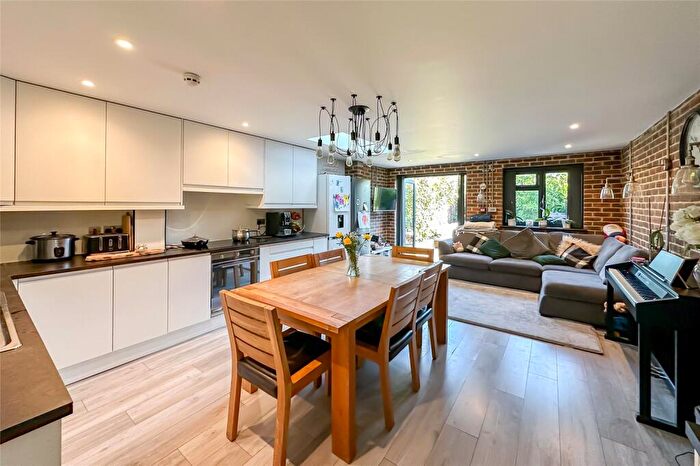 4 Bedroom End Of Terrace House For Sale In Leyland Avenue, St. Albans, Hertfordshire, AL1