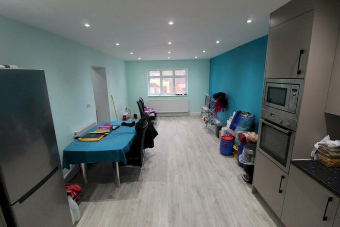 3 Bedroom Semi-Detached House To Rent In Falcon Way, Harrow, HA3