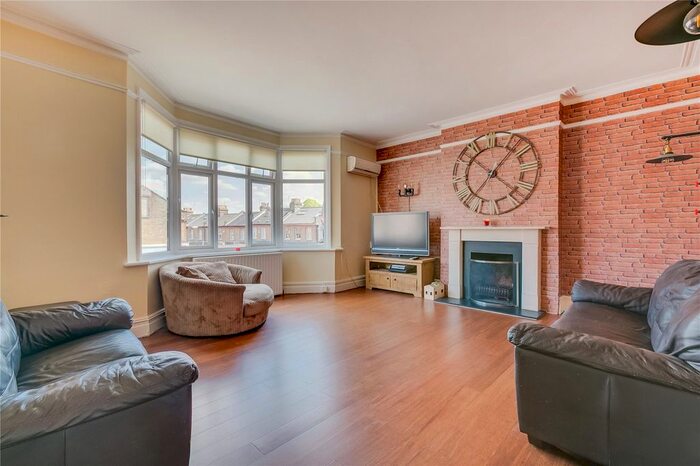 3 Bedroom Flat To Rent In Upper Richmond Road West, East Sheen, SW14