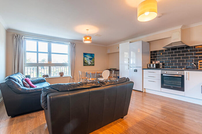 3 Bedroom Flat To Rent In L Old Tolbooth Wynd, Edinburgh, EH8