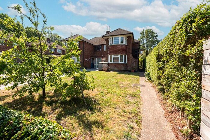 2 Bedroom Maisonette For Sale In Betchworth Close, Sutton, SM1