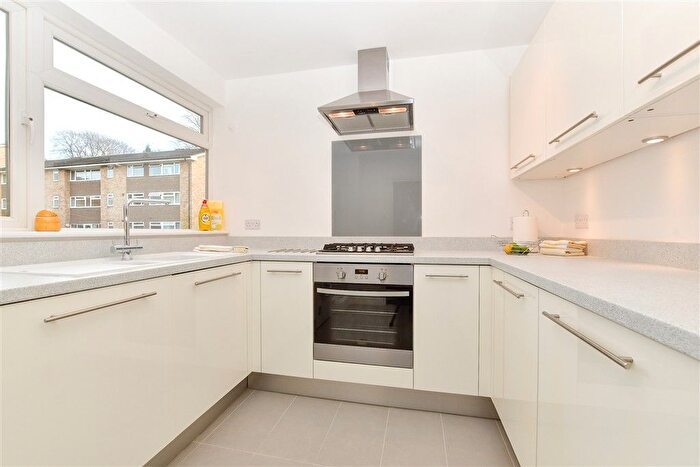 2 Bedroom Flat For Sale In Christchurch Park, Sutton, Surrey, SM2