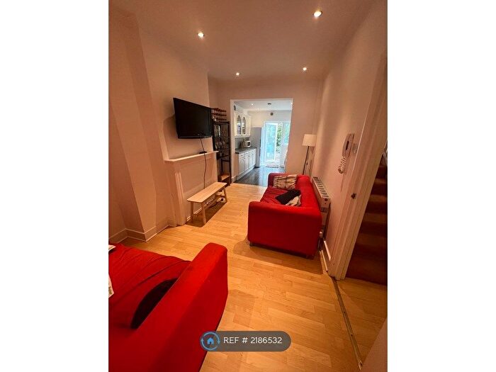 3 Bedroom Maisonette To Rent In Clapham Common South Side, London, SW4