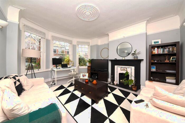 2 Bedroom Maisonette To Rent In Sedgemere Avenue, East Finchley, N2