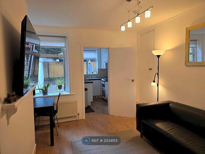 2 Bedroom Flat To Rent In Ground Floor, London, W4