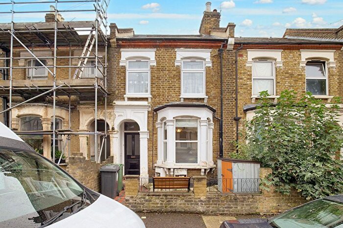 1 Bedroom Flat For Sale In Folkestone Road, London, E17