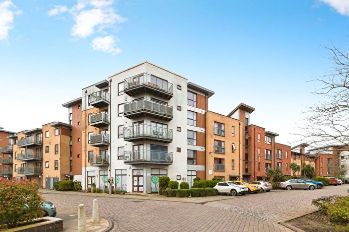 2 Bedroom Flat For Sale In Commonwealth Drive, Crawley, RH10