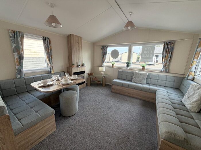 3 Bedroom Mobile/park Home For Sale In Vinnetrow Road, Runcton, Chichester, PO20