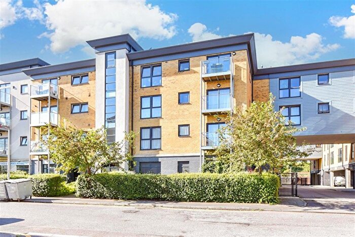 2 Bedroom Flat For Sale In Station Road, Strood, Rochester, Kent, ME2