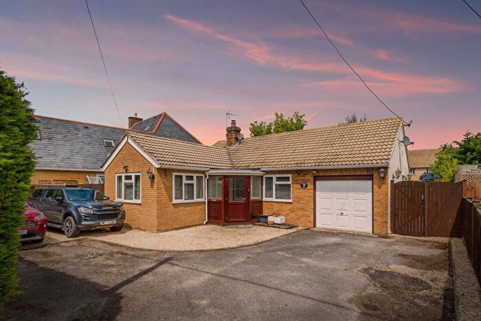 2 Bedroom Detached Bungalow For Sale In Abingdon Road, Standlake, Witney, OX29