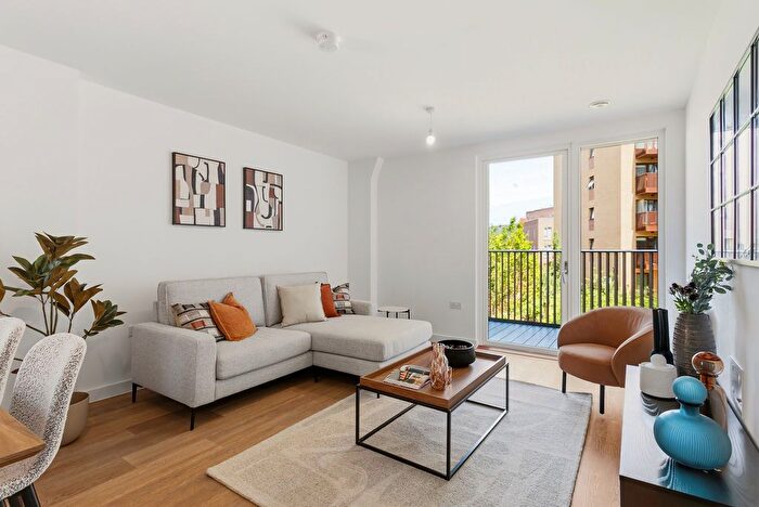 3 Bedroom Flat To Rent In Cloister Road, Acton, W3