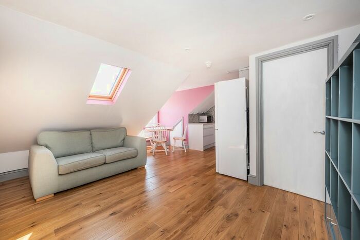 2 Bedroom Flat To Rent In King Charles Road, Berrylands, Surbiton, KT5