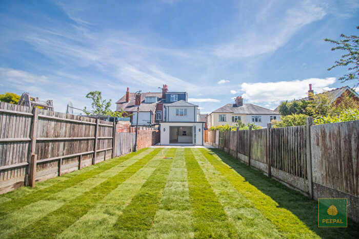 4 Bedroom End Of Terrace House For Sale In Church Road, Aldershot, GU11