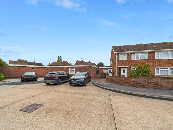 3 Bedroom Semi-Detached House For Sale In Sandy Point, Hull, HU11