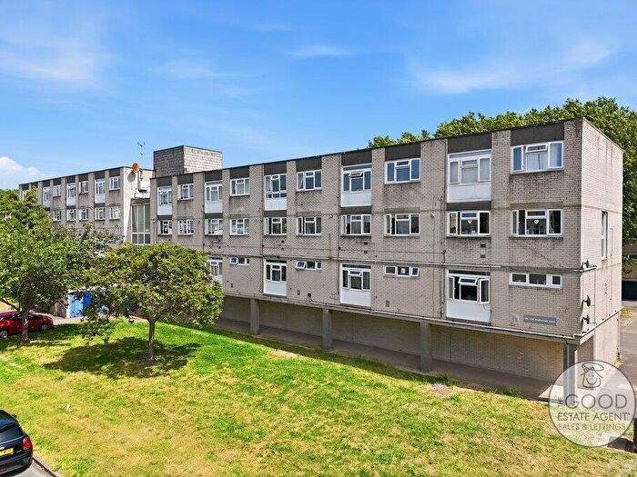 2 Bedroom Maisonette For Sale In Highwood Lane, Loughton, Essex, IG10