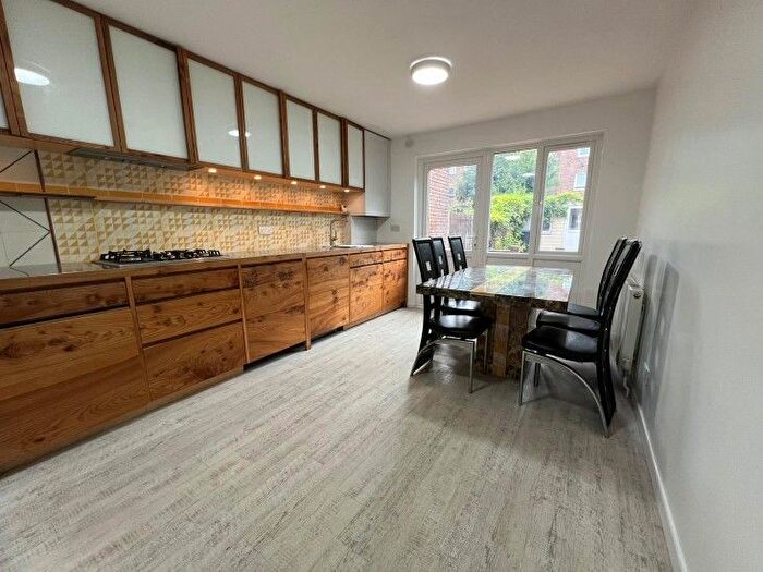 4 Bedroom Town House To Rent In Brick Lane, London, E2