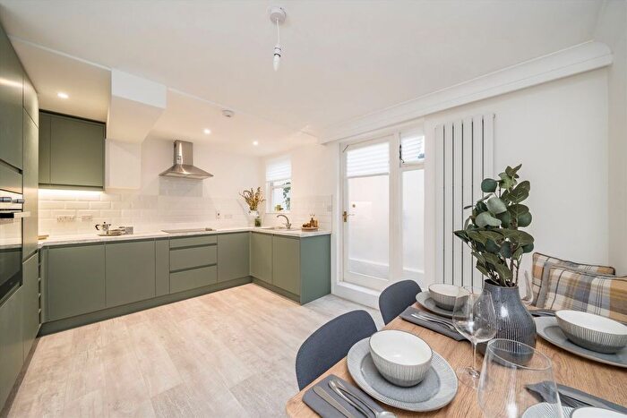 2 Bedroom Flat For Sale In Wandsworth Bridge Road, Fulham, SW6