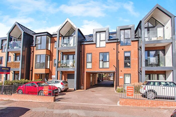 2 Bedroom Flat For Sale In Grosvenor Road, Westcliff-On-Sea, Essex, SS0