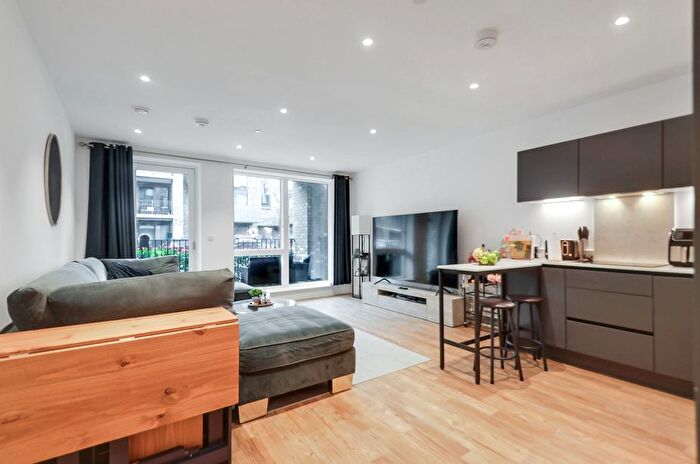 2 Bedroom Flat For Sale In Oakwood Crescent, London, N10