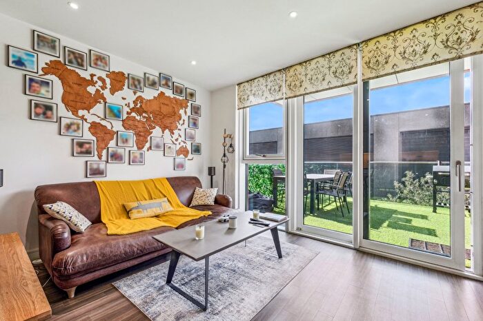 2 Bedroom Flat To Rent In Hebden Place, London, SW8