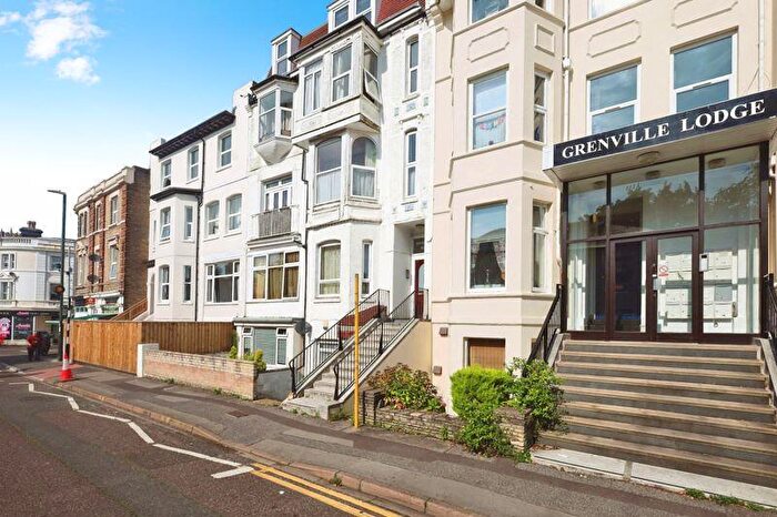 2 Bedroom Flat For Sale In West Hill Road, Bournemouth, BH2