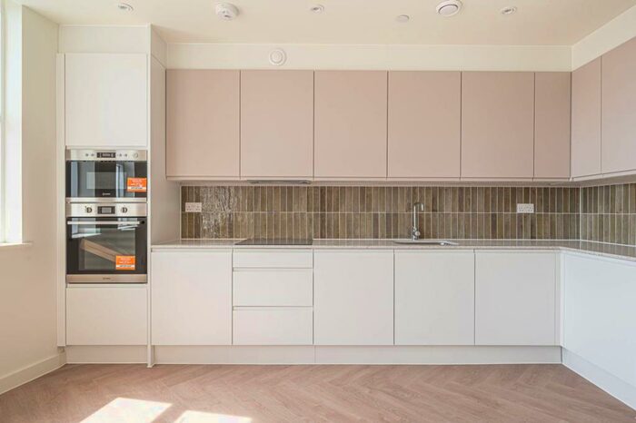 2 Bedroom Flat To Rent In Ballards Lane, Finchley Central, London, N3