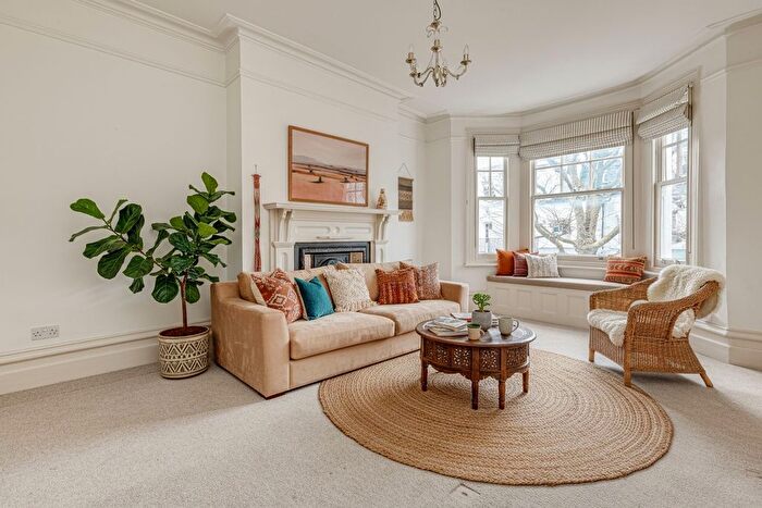 3 Bedroom Flat To Rent In Crookham Road, Parsons Green, SW6