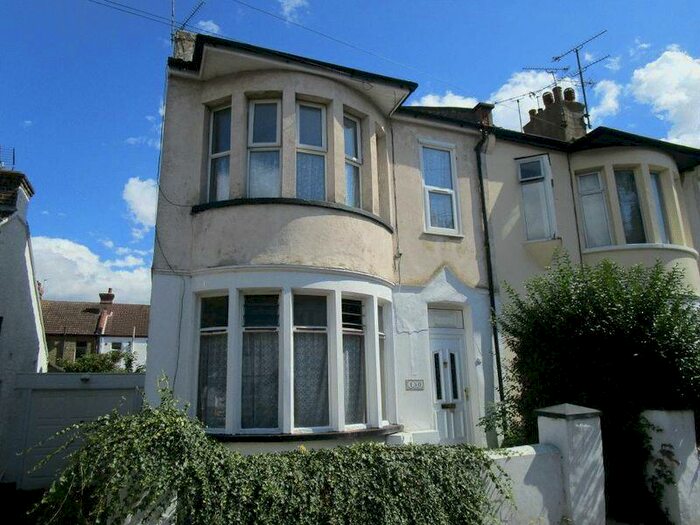 2 Bedroom Flat To Rent In Beedell Avenue, Westcliff-On-Sea, SS0