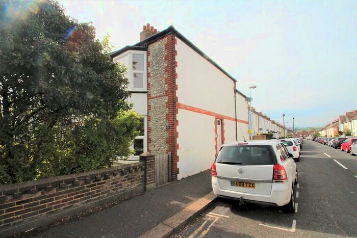 2 Bedroom End Of Terrace House To Rent In Lyndhurst Road, Worthing, BN11