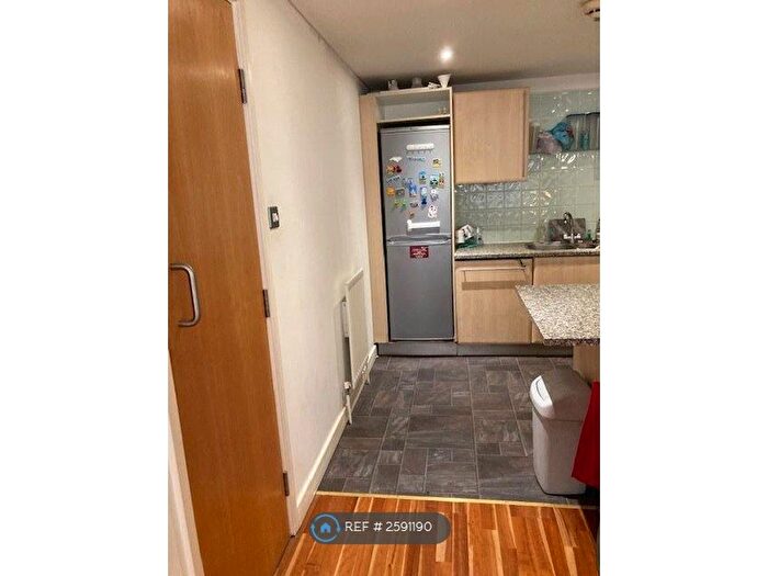 3 Bedroom Flat To Rent In City Pavilion, London, EC1M