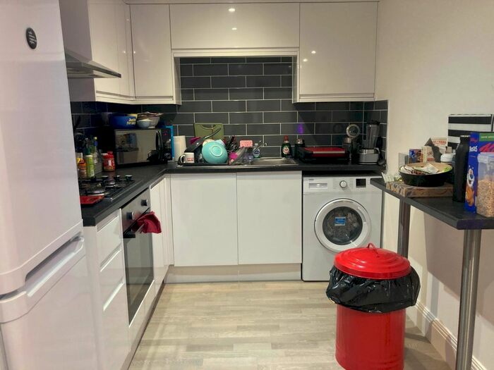 2 Bedroom Flat To Rent In Central Hill, London, SE19
