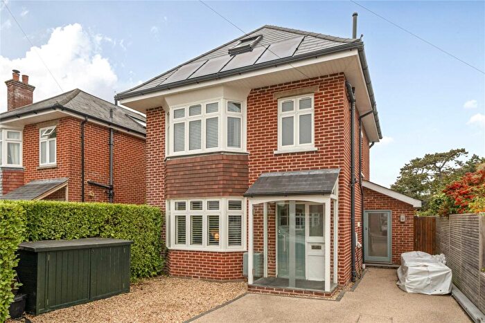 4 Bedroom Detached House For Sale In Burrard Grove, Lymington, Hampshire, SO41