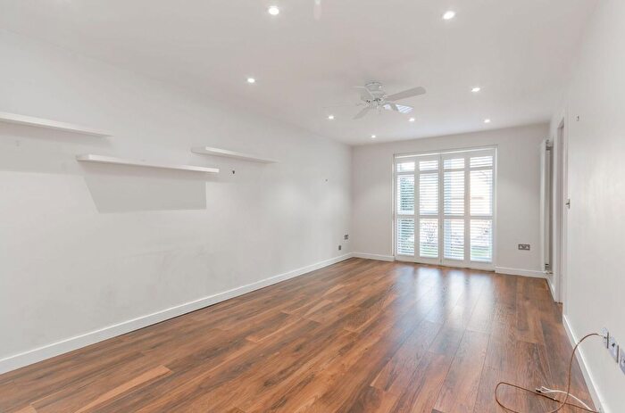 2 Bedroom Flat To Rent In Henfield Road, Raynes Park, London, SW19
