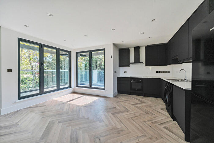 3 Bedroom Flat To Rent In Beechcroft Manor, Weybridge, Surrey, KT13