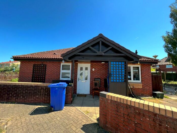 2 Bedroom Detached Bungalow To Rent In Kingfisher Close, Doncaster, South Yorkshire, DN2