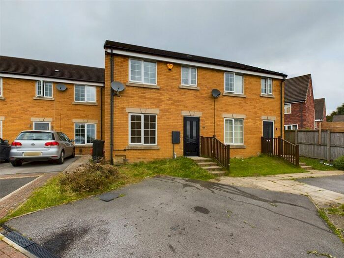 3 Bedroom Town House To Rent In The Fairway, Bradford, West Yorkshire, BD5