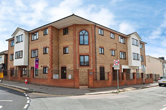 2 Bedroom Flat For Sale In Gipsy Lane, Grays, RM17