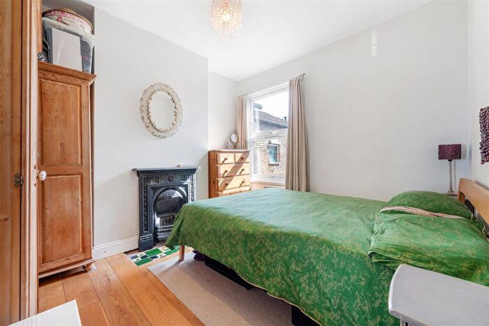 2 Bedroom Flat For Sale In Queen Mary Road, London, SE19