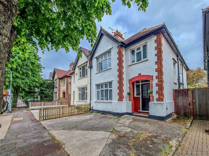 4 Bedroom SemiDetached House For Sale In Carnarvon Road, SouthendonSea, SS2 4 Bedroom SemiDetached House For Sale In Carnarvon Road, SouthendonSea, SS2