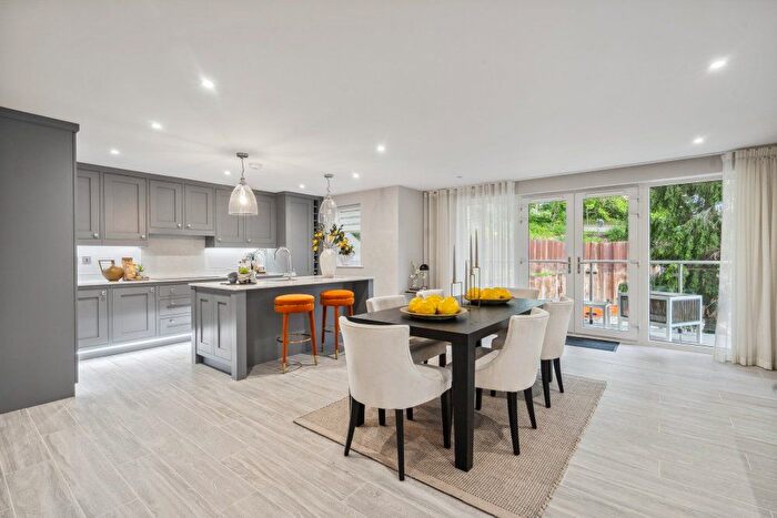 3 Bedroom Flat For Sale In Oak End Way, Gerrards Cross, Buckinghamshire, SL9