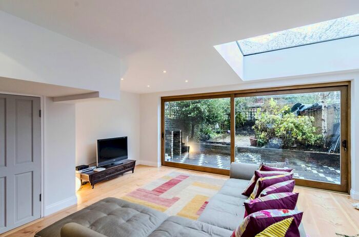 5 Bedroom Flat To Rent In Northchurch Road, London, N1