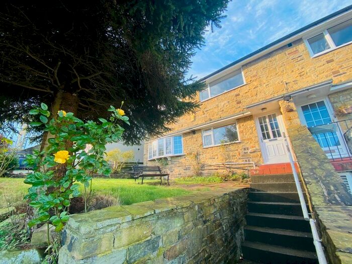 2 Bedroom Flat To Rent In Aireville Rise, Bradford, BD9